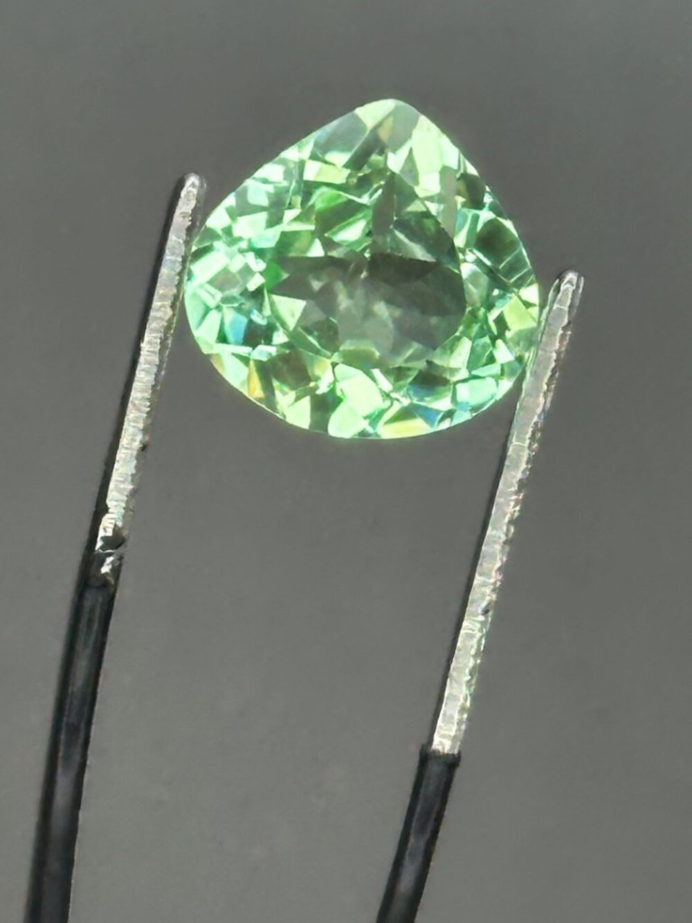DAZZLING Certified Spring Green Sapphire